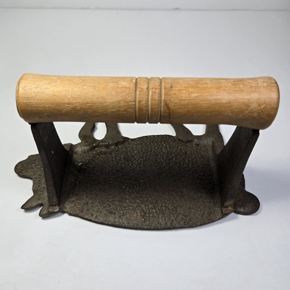 Vintage Cast Iron Bacon Press Pig Shaped Wooden Handle - Picture 3 of 7